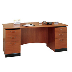 Kancelársky stôl z dreva