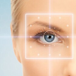 Laserova operacia oci symbolizuje prelom v modernej a bezbolestnej korekcii zraku